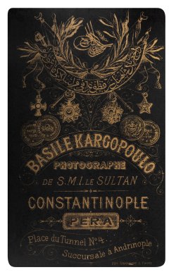 Carte de visite photographique de Basile Kargopoulo, 1860. © Collection Engin Özendes. Carte de visite photographique de Basile Kargopoulo, 1860. © Collection Engin Özendes.