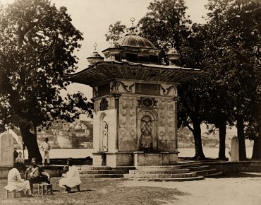 Basile Kargopoulo, Fontaine Göksu, vers 1870. © Collection Engin Özendes. Basile Kargopoulo, Fontaine Göksu, vers 1870. © Collection Engin Özendes.
