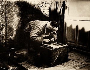 Arif Hikmet Koyunoğlu, Marchand ambulant dans une rue d’Eyüp, 1905. © Collection Engin Özendes. Arif Hikmet Koyunoğlu, Marchand ambulant dans une rue d’Eyüp, 1905. © Collection Engin Özendes.