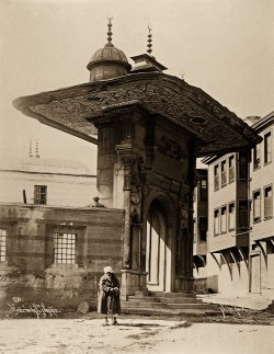 Sébah & Joaillier, Porte de l’imaret de Sainte-Sophie, 1890. © Collection Engin Özendes. Sébah & Joaillier, Porte de l’imaret de Sainte-Sophie, 1890. © Collection Engin Özendes.