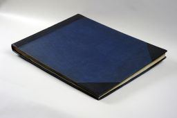 Album de photographies anciennes sur la Turquie, plats de dessus et
de dessous © Musée Guimet, Paris, Distr. Rmn / Image Guimet Album de photographies anciennes sur la Turquie, plats de dessus et
de dessous © Musée Guimet, Paris, Distr. Rmn / Image Guimet