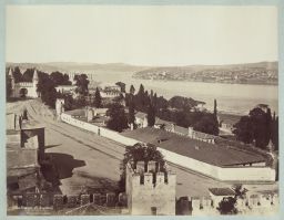 Vue sur la première cour du palais de Topkapi et l’entrée du
détroit du Bosphore © Musée Guimet, Paris, Distr. Rmn / Image Guimet Vue sur la première cour du palais de Topkapi et l’entrée du
détroit du Bosphore © Musée Guimet, Paris, Distr. Rmn / Image Guimet