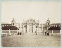 Porte du palais de Dolmabahçe © Musée Guimet, Paris, Distr. Rmn / Image Guimet Porte du palais de Dolmabahçe © Musée Guimet, Paris, Distr. Rmn / Image Guimet