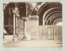 Porte de marbre dans la galerie supérieure de la basilique
Sainte-Sophie © Musée Guimet, Paris, Distr. Rmn / Image Guimet Porte de marbre dans la galerie supérieure de la basilique
Sainte-Sophie © Musée Guimet, Paris, Distr. Rmn / Image Guimet
