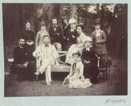 Groupe de Français dans le parc de la résidence d’été des
ambassadeurs de France à Tarabya © Musée Guimet, Paris, Distr. Rmn / Image Guimet Groupe de Français dans le parc de la résidence d’été des
ambassadeurs de France à Tarabya © Musée Guimet, Paris, Distr. Rmn / Image Guimet