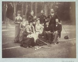 Groupe de Français sur un court de tennis dans le parc de la
résidence d’été des ambassadeurs de France à Tarabya © Musée Guimet, Paris, Distr. Rmn / Image Guimet Groupe de Français sur un court de tennis dans le parc de la
résidence d’été des ambassadeurs de France à Tarabya © Musée Guimet, Paris, Distr. Rmn / Image Guimet