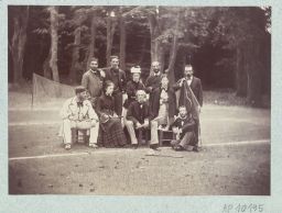 Groupe de Français sur un court de tennis dans le parc de la
résidence d’été des ambassadeurs de France à Tarabya © Musée Guimet, Paris, Distr. Rmn / Image Guimet Groupe de Français sur un court de tennis dans le parc de la
résidence d’été des ambassadeurs de France à Tarabya © Musée Guimet, Paris, Distr. Rmn / Image Guimet