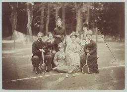 Groupe de Français sur un court de tennis dans le parc de la
résidence d’été des ambassadeurs de France à Tarabya © Musée Guimet, Paris, Distr. Rmn / Image Guimet Groupe de Français sur un court de tennis dans le parc de la
résidence d’été des ambassadeurs de France à Tarabya © Musée Guimet, Paris, Distr. Rmn / Image Guimet