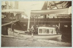 L’aviso français le « Pétrel » amarré au quai de
Tarabya © Musée Guimet, Paris, Distr. Rmn / Image Guimet L’aviso français le « Pétrel » amarré au quai de
Tarabya © Musée Guimet, Paris, Distr. Rmn / Image Guimet