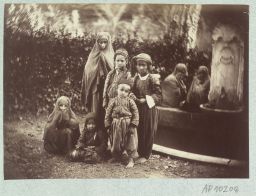 Femmes et enfants © Musée Guimet, Paris, Distr. Rmn / Image Guimet Femmes et enfants © Musée Guimet, Paris, Distr. Rmn / Image Guimet