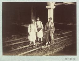 Personnel du kayıkhane de la résidence d’été des
ambassadeurs de France © Musée Guimet, Paris, Distr. Rmn / Image Guimet Personnel du kayıkhane de la résidence d’été des
ambassadeurs de France © Musée Guimet, Paris, Distr. Rmn / Image Guimet