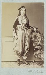 Portrait d’une femme grecque de
Constantinople © Musée Guimet, Paris, Distr. Rmn / Image Guimet Portrait d’une femme grecque de
Constantinople © Musée Guimet, Paris, Distr. Rmn / Image Guimet