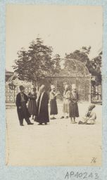 Derviches mevlevis dans le cimetière du couvent de
Yenikapı © Musée Guimet, Paris, Distr. Rmn / Image Guimet Derviches mevlevis dans le cimetière du couvent de
Yenikapı © Musée Guimet, Paris, Distr. Rmn / Image Guimet