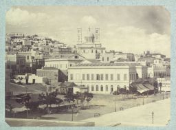 Place centrale d’Ermoúpoli dans l’île de Syros © Musée Guimet, Paris, Distr. Rmn / Image Guimet Place centrale d’Ermoúpoli dans l’île de Syros © Musée Guimet, Paris, Distr. Rmn / Image Guimet