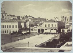 Place centrale d’Ermoúpoli dans l’île de Syros © Musée Guimet, Paris, Distr. Rmn / Image Guimet